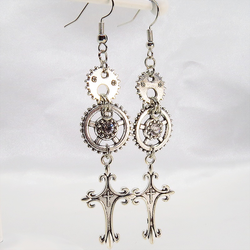 アンティークシルバー デザインロザリオと歯車を組合せたロングピアス スワロフスキー スチームパンク風 サージカル可