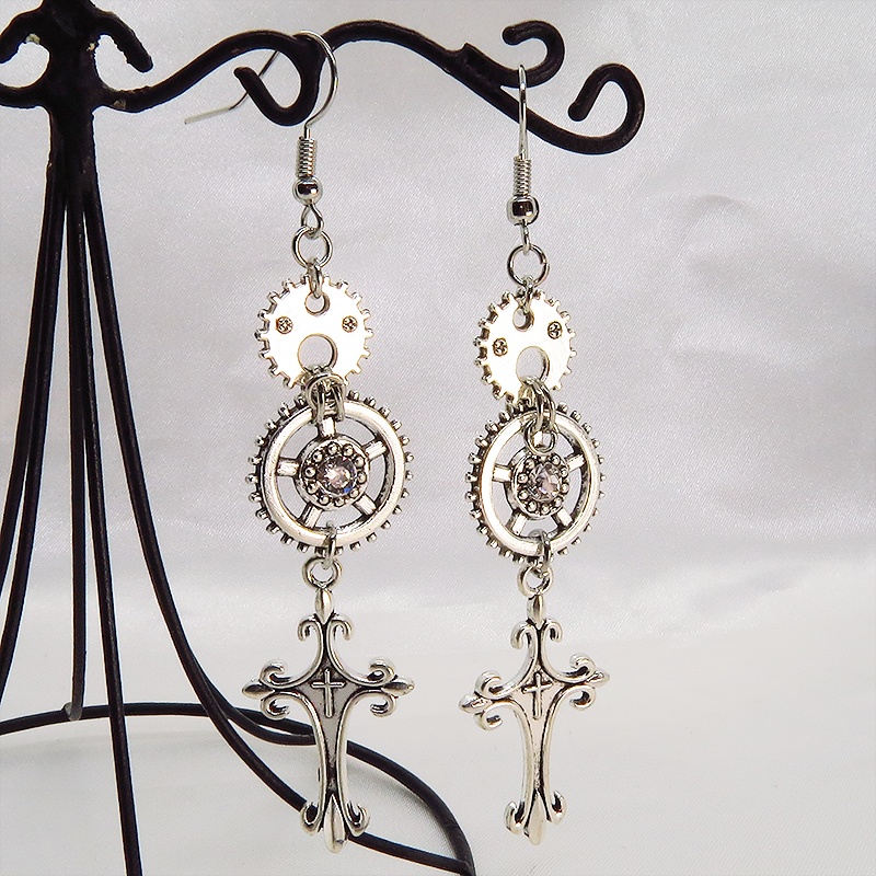 アンティークシルバー デザインロザリオと歯車を組合せたロングピアス スワロフスキー スチームパンク風 サージカル可