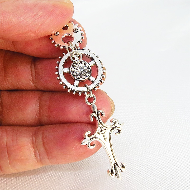 アンティークシルバー デザインロザリオと歯車を組合せたロングピアス スワロフスキー スチームパンク風 サージカル可