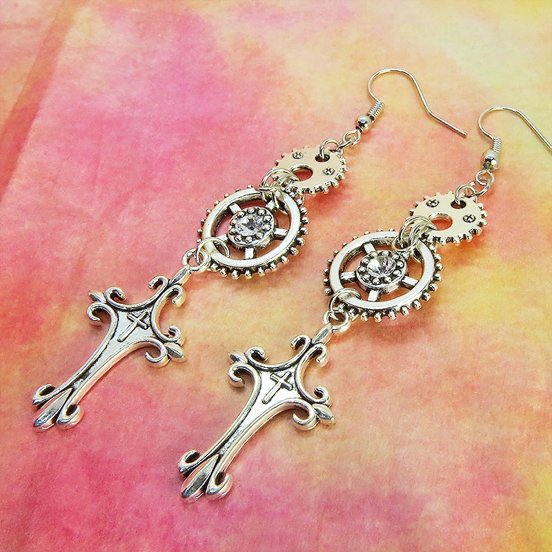 アンティークシルバー デザインロザリオと歯車を組合せたロングピアス スワロフスキー スチームパンク風 サージカル可