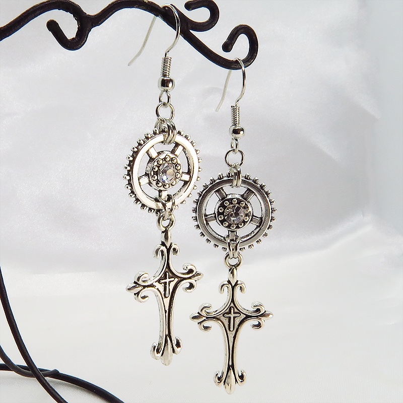 アンティークシルバー スチームパンク風デザインロザリオと歯車を組合せたピアス スワロフスキー サージカル可