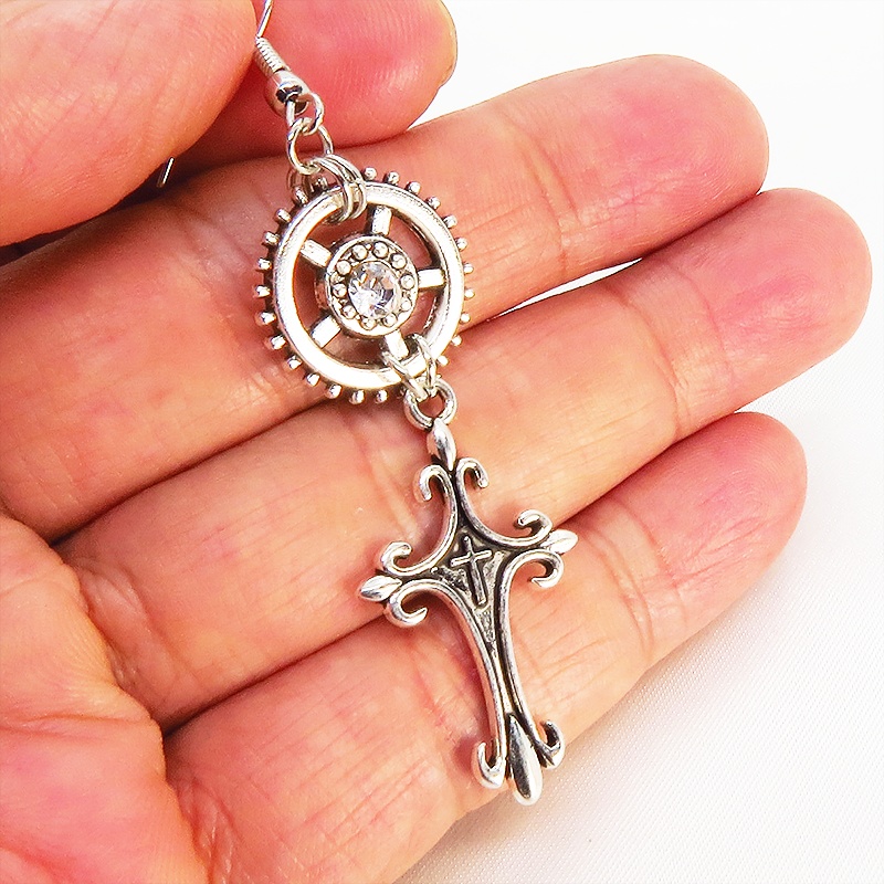 アンティークシルバー スチームパンク風デザインロザリオと歯車を組合せたピアス スワロフスキー サージカル可