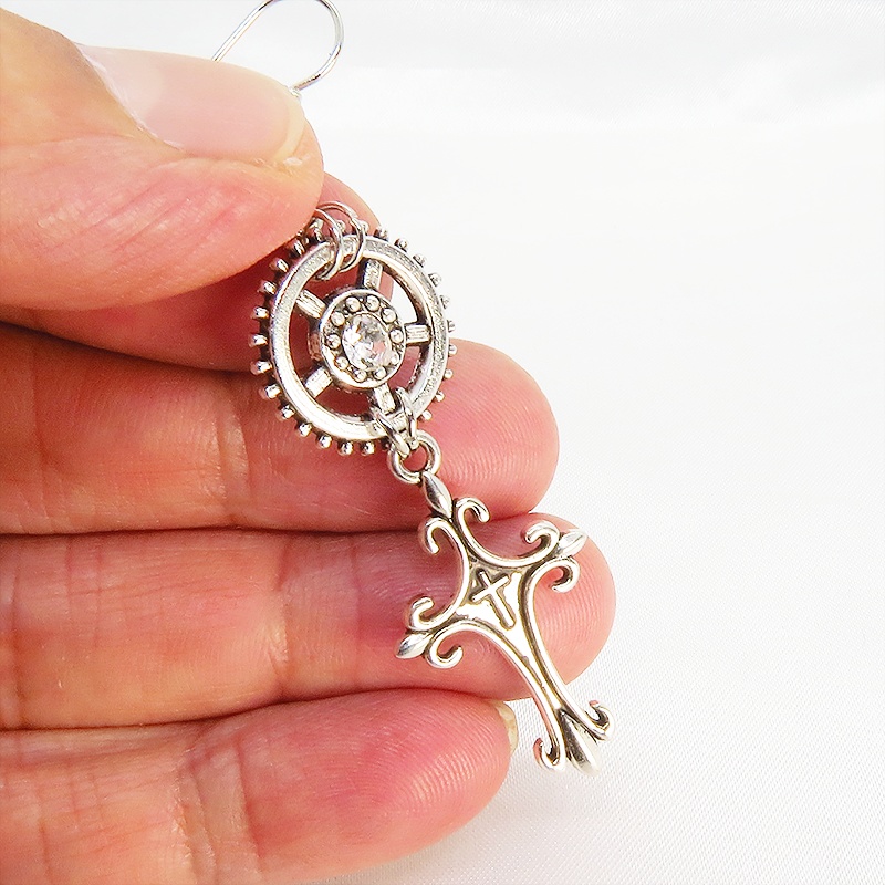 アンティークシルバー スチームパンク風デザインロザリオと歯車を組合せたピアス スワロフスキー サージカル可