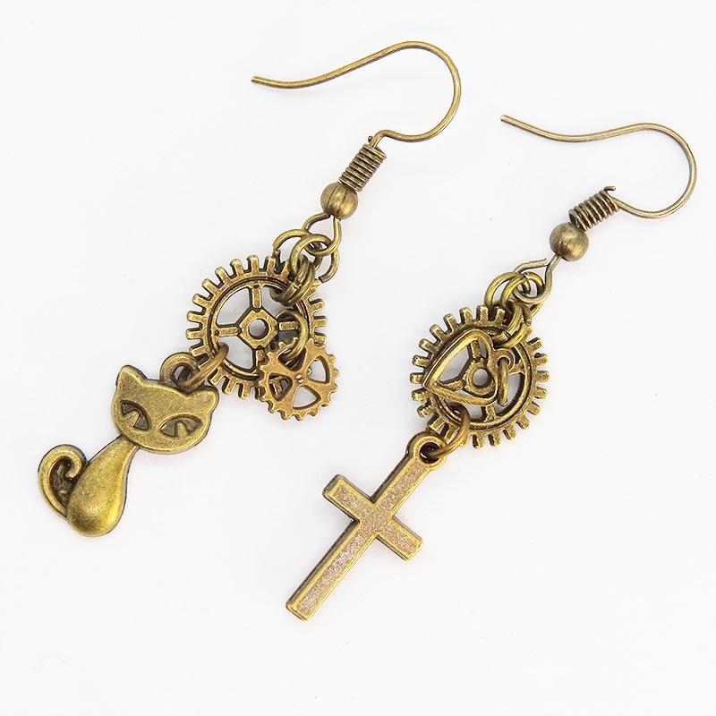 スチームパンク風アンティークゴールドの猫とロザリオと歯車・ギアのアシンメトリーピアス 真鍮古美色