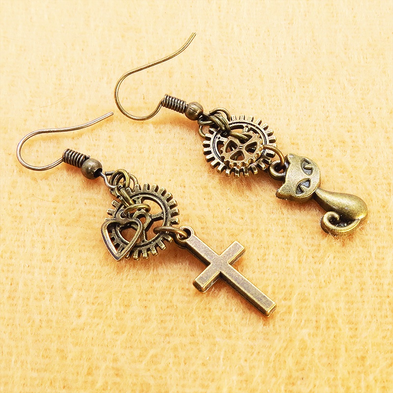 スチームパンク風アンティークゴールドの猫とロザリオと歯車・ギアのアシンメトリーピアス 真鍮古美色