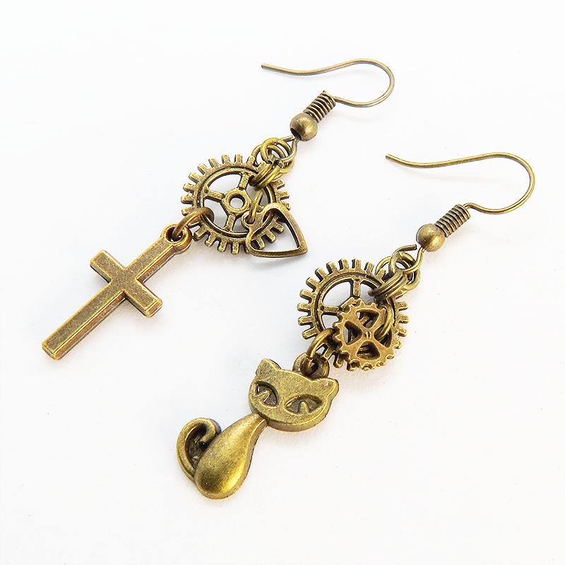 スチームパンク風アンティークゴールドの猫とロザリオと歯車・ギアのアシンメトリーピアス 真鍮古美色