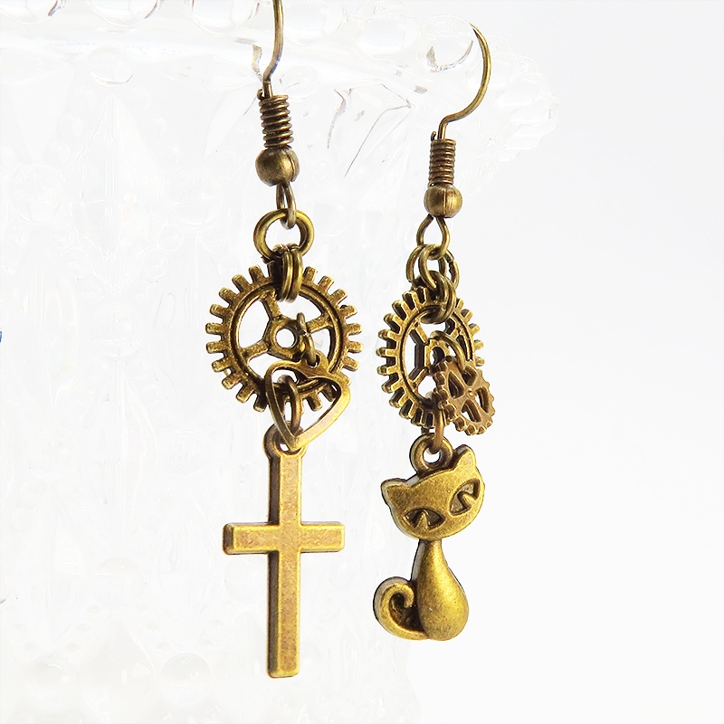 スチームパンク風アンティークゴールドの猫とロザリオと歯車・ギアのアシンメトリーピアス 真鍮古美色