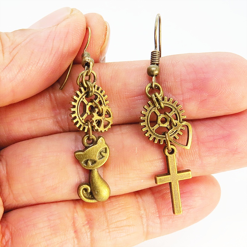 スチームパンク風アンティークゴールドの猫とロザリオと歯車・ギアのアシンメトリーピアス 真鍮古美色