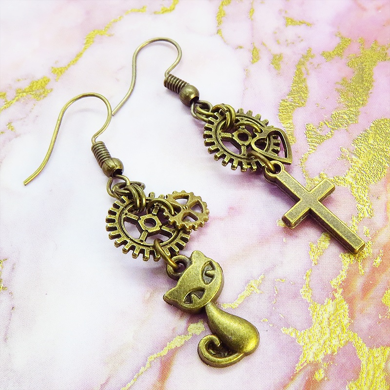 スチームパンク風アンティークゴールドの猫とロザリオと歯車・ギアのアシンメトリーピアス 真鍮古美色
