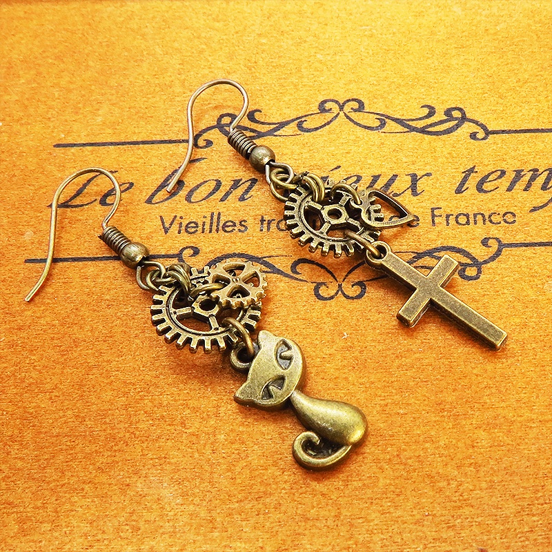 スチームパンク風アンティークゴールドの猫とロザリオと歯車・ギアのアシンメトリーピアス 真鍮古美色