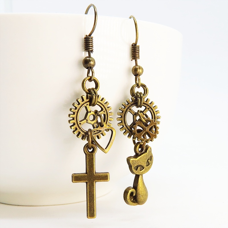 スチームパンク風アンティークゴールドの猫とロザリオと歯車・ギアのアシンメトリーピアス 真鍮古美色
