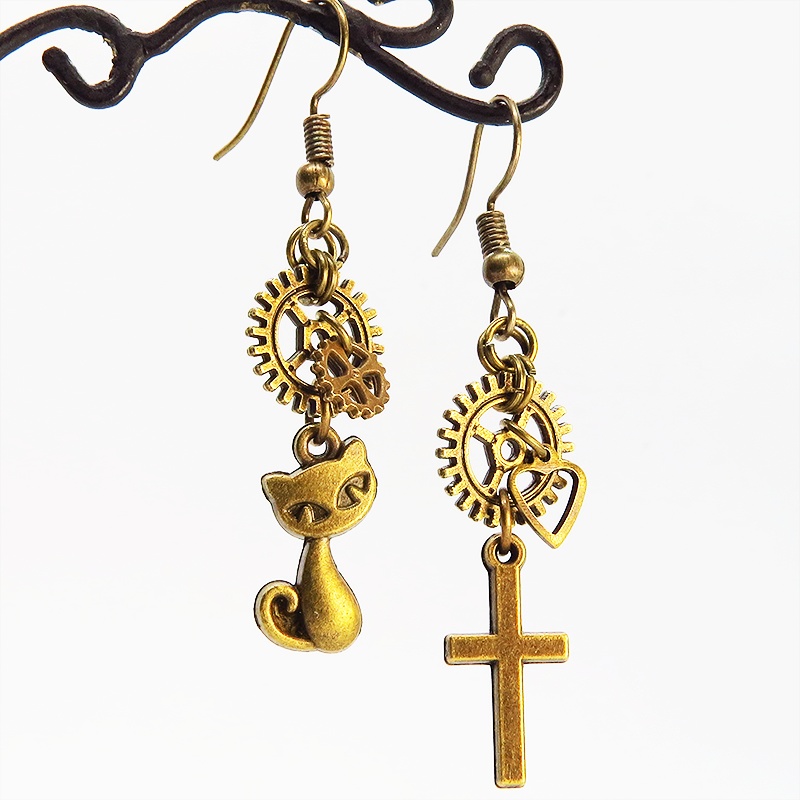 スチームパンク風アンティークゴールドの猫とロザリオと歯車・ギアのアシンメトリーピアス 真鍮古美色