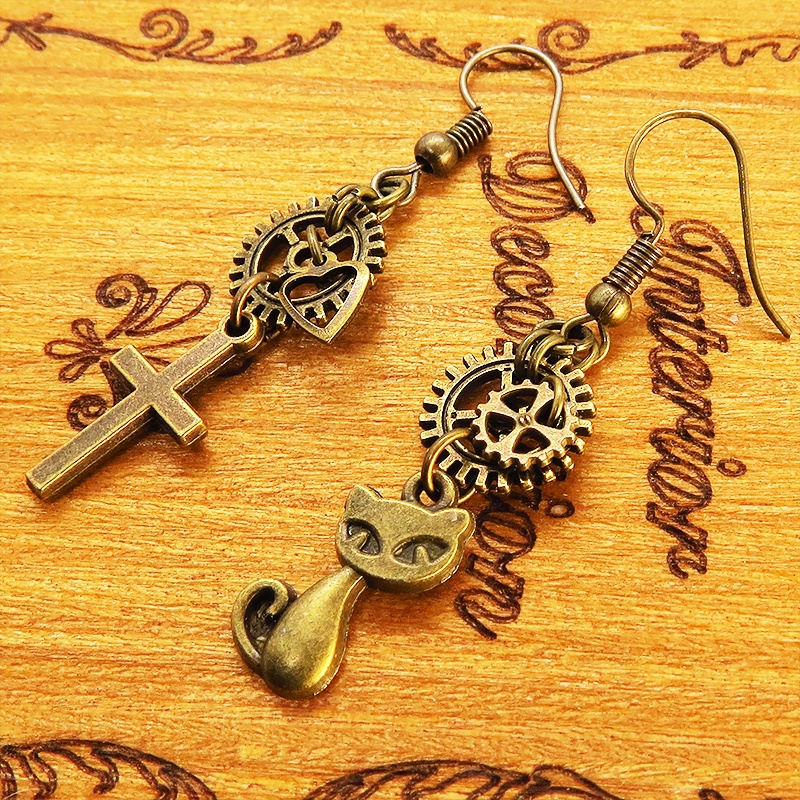 スチームパンク風アンティークゴールドの猫とロザリオと歯車・ギアのアシンメトリーピアス 真鍮古美色
