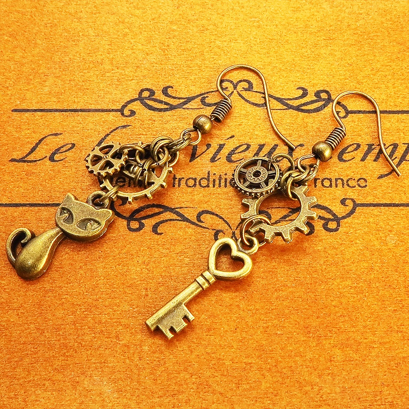スチームパンク風アンティークゴールドの猫と鍵と歯車・ギアのアシンメトリーピアス 真鍮古美色