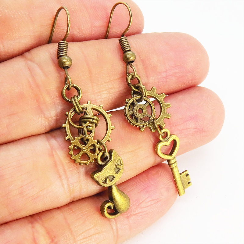 スチームパンク風アンティークゴールドの猫と鍵と歯車・ギアのアシンメトリーピアス 真鍮古美色
