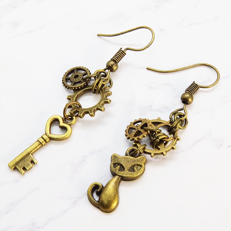 スチームパンク風アンティークゴールドの猫と鍵と歯車・ギアのアシンメトリーピアス 真鍮古美色