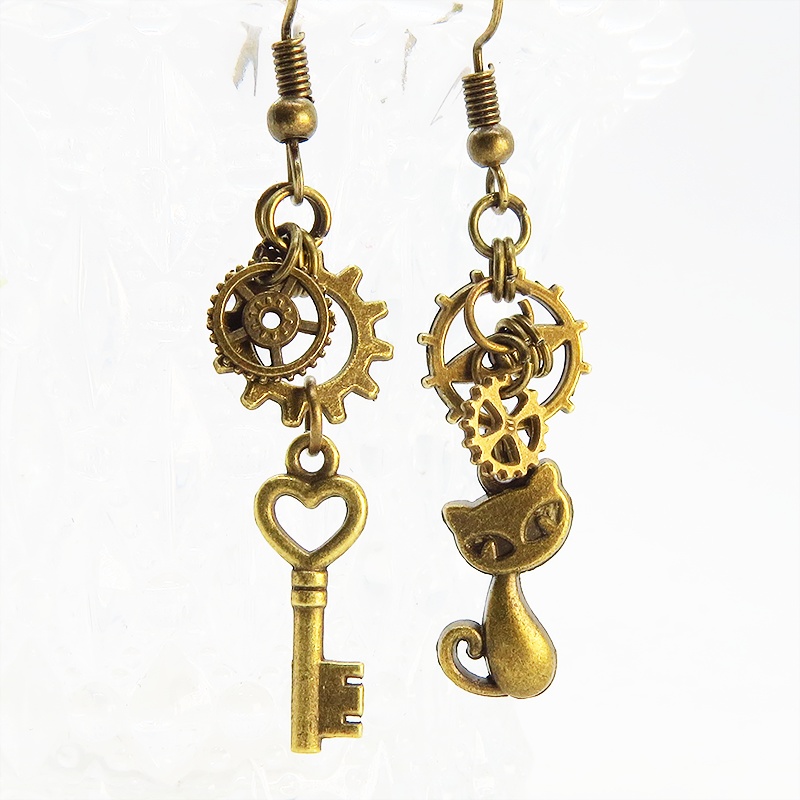 スチームパンク風アンティークゴールドの猫と鍵と歯車・ギアのアシンメトリーピアス 真鍮古美色