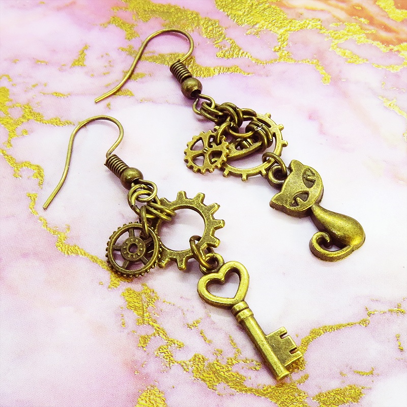 スチームパンク風アンティークゴールドの猫と鍵と歯車・ギアのアシンメトリーピアス 真鍮古美色