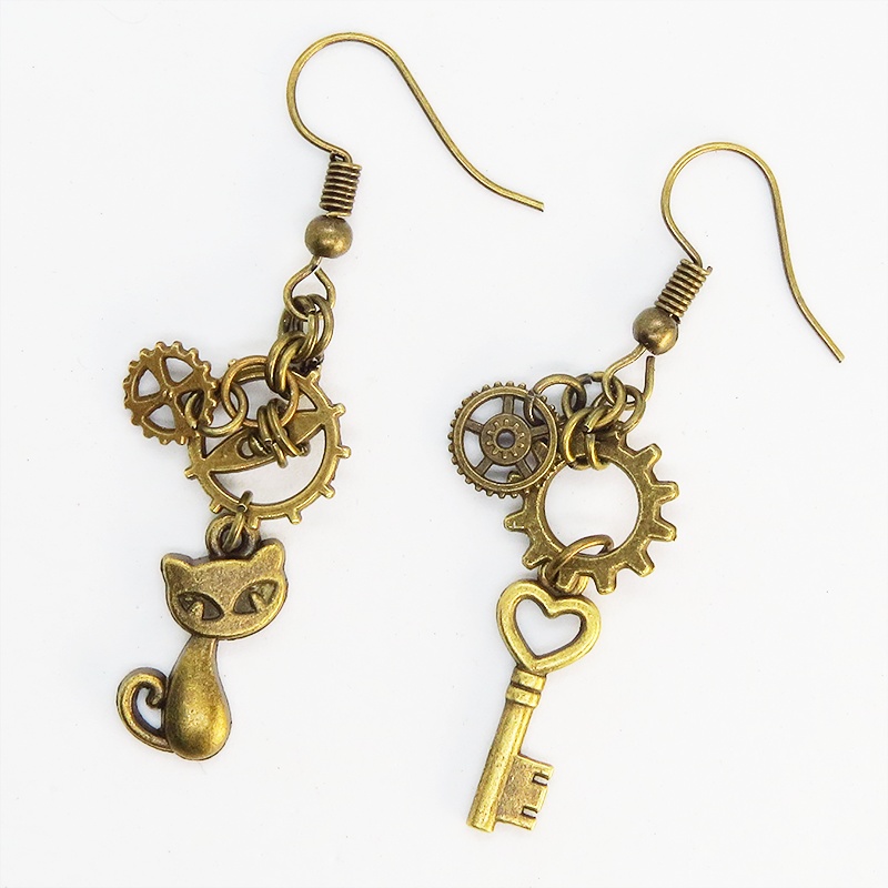 スチームパンク風アンティークゴールドの猫と鍵と歯車・ギアのアシンメトリーピアス 真鍮古美色