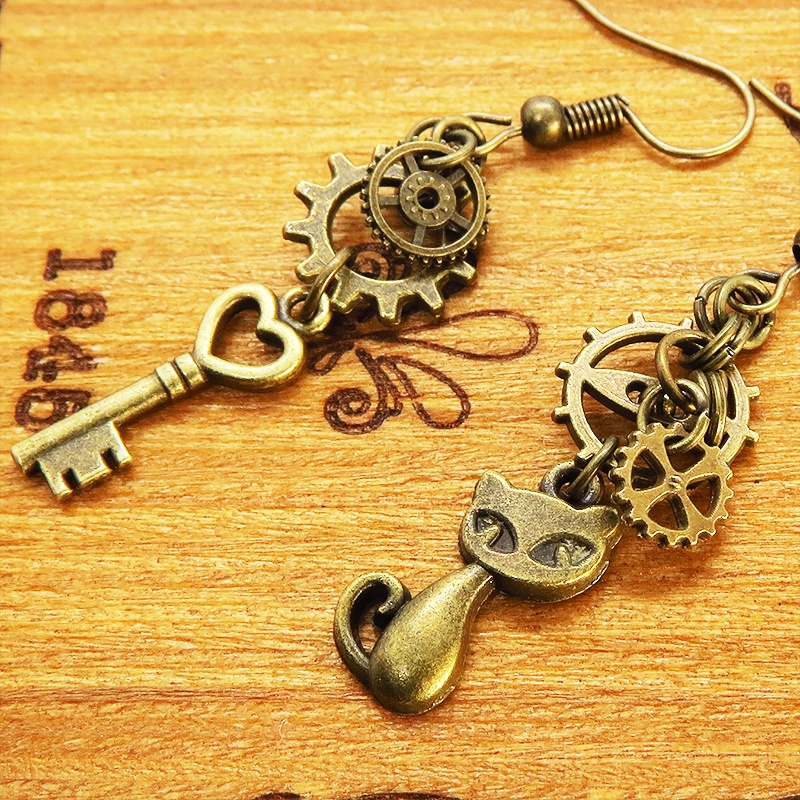 スチームパンク風アンティークゴールドの猫と鍵と歯車・ギアのアシンメトリーピアス 真鍮古美色