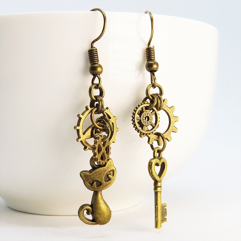 スチームパンク風アンティークゴールドの猫と鍵と歯車・ギアのアシンメトリーピアス 真鍮古美色