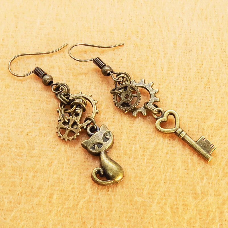 スチームパンク風アンティークゴールドの猫と鍵と歯車・ギアのアシンメトリーピアス 真鍮古美色