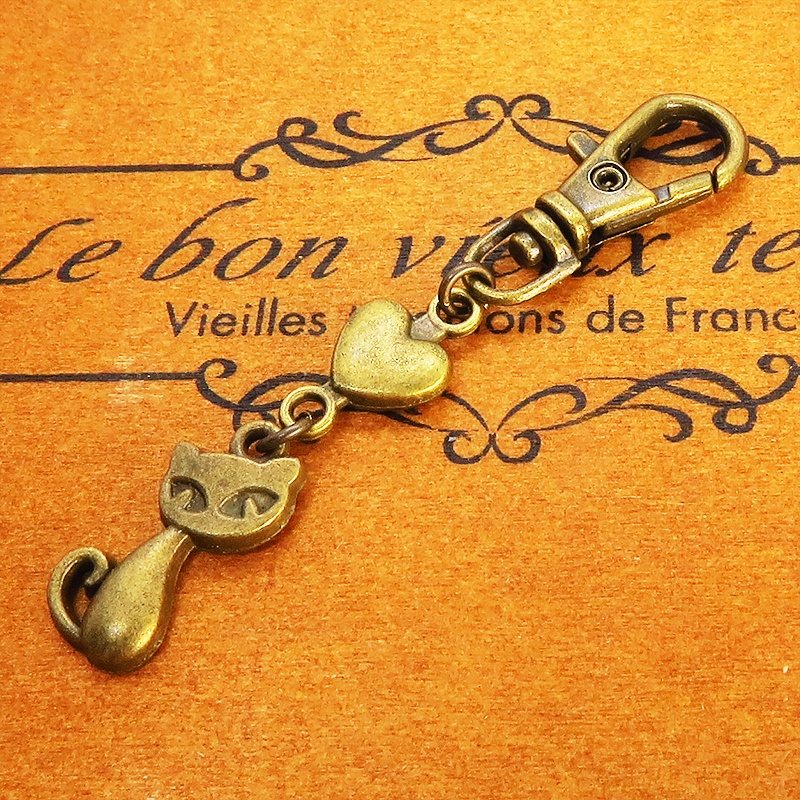 アンティークカラーのかわいい猫のファスナーチャーム キーホルダー 真鍮古美 金古美