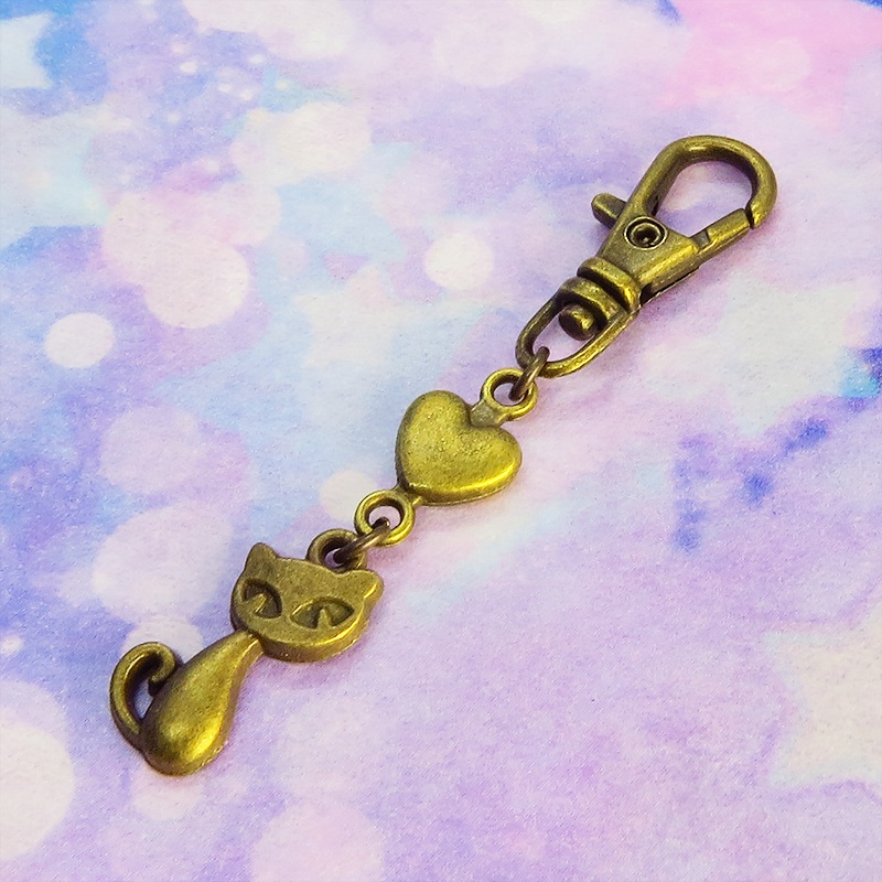 アンティークカラーのかわいい猫のファスナーチャーム キーホルダー 真鍮古美 金古美