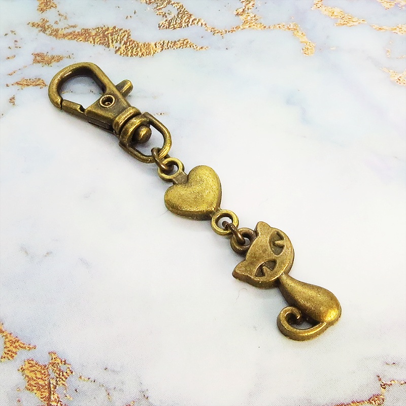アンティークカラーのかわいい猫のファスナーチャーム キーホルダー 真鍮古美 金古美