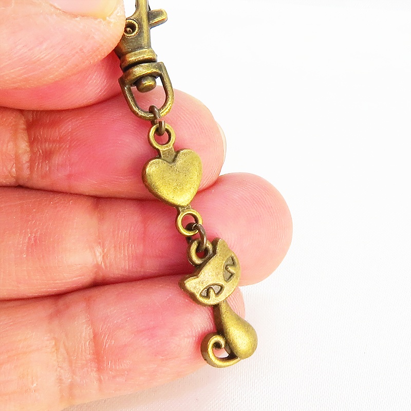 アンティークカラーのかわいい猫のファスナーチャーム キーホルダー 真鍮古美 金古美