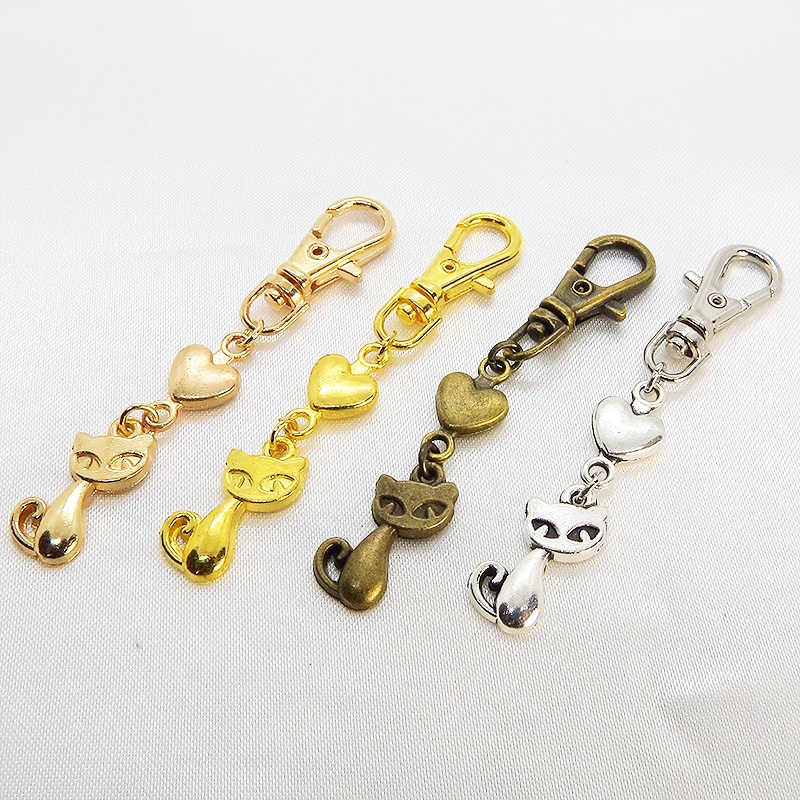 アンティークカラーのかわいい猫のファスナーチャーム キーホルダー 真鍮古美 金古美