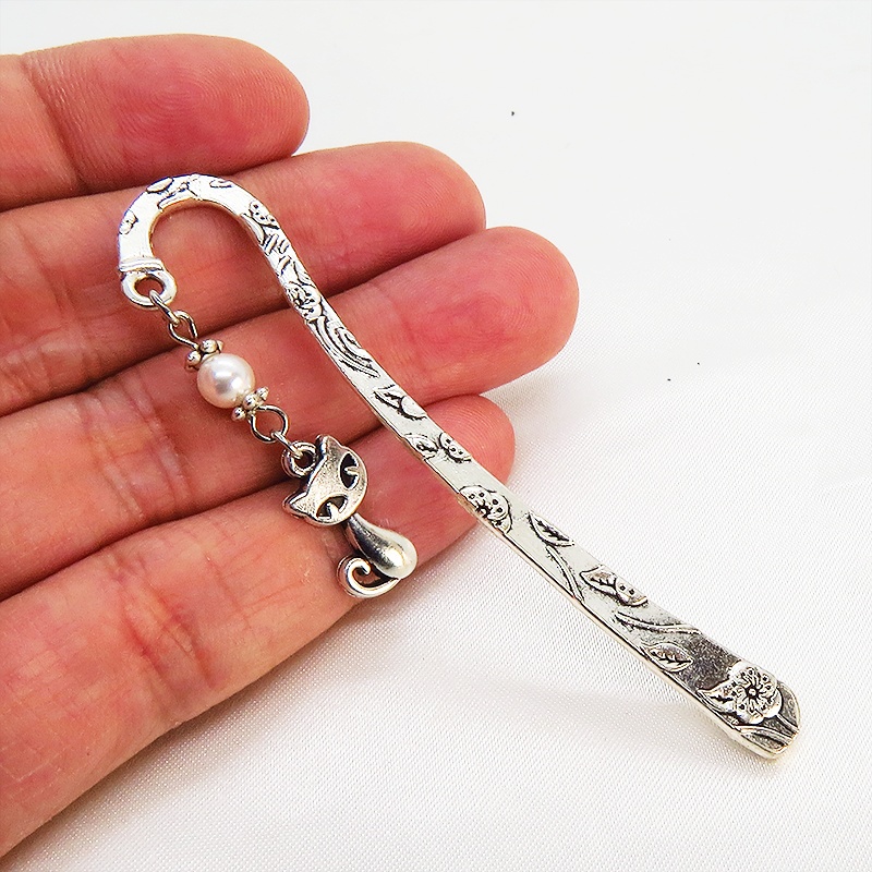 アンティークシルバーの猫モチーフとパールの可愛いブックマーカー 栞 しおり スワロフスキーパール 花柄模様