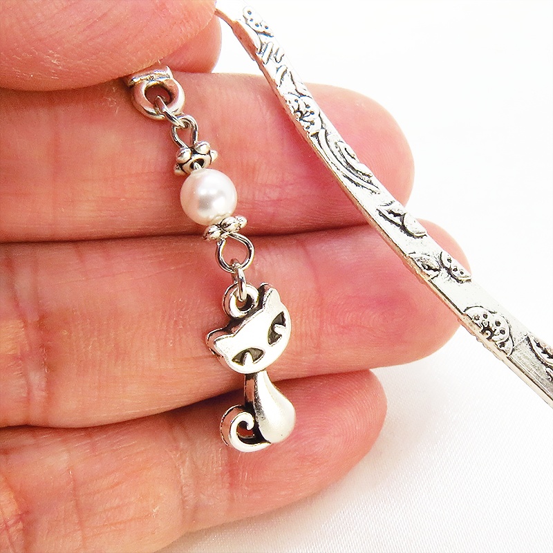 アンティークシルバーの猫モチーフとパールの可愛いブックマーカー 栞 しおり スワロフスキーパール 花柄模様