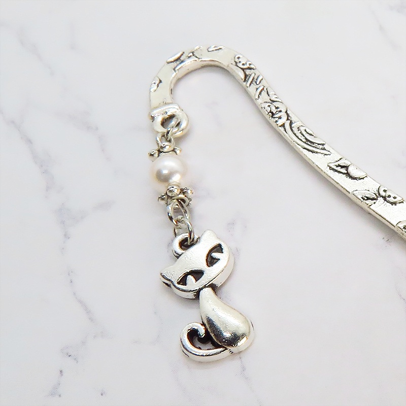 アンティークシルバーの猫モチーフとパールの可愛いブックマーカー 栞 しおり スワロフスキーパール 花柄模様