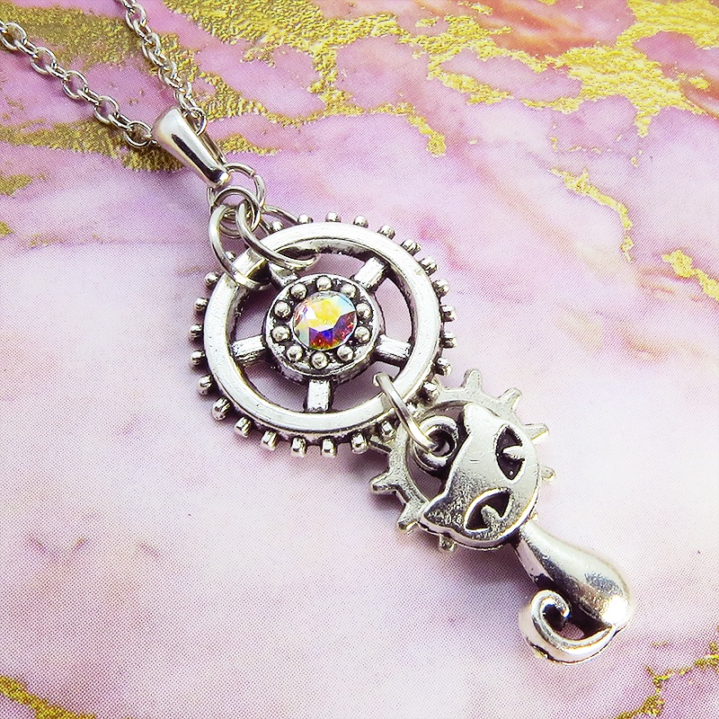 アンティークシルバー スチームパンク風の猫と歯車を組合せたネックレス スワロフスキー(クリスタルオーロラ) 長さ調整可 SV925可