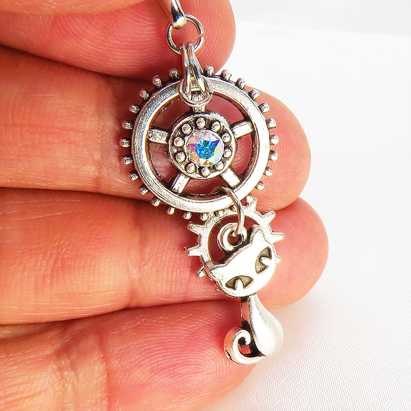 アンティークシルバー スチームパンク風の猫と歯車を組合せたネックレス スワロフスキー(クリスタルオーロラ) 長さ調整可 SV925可