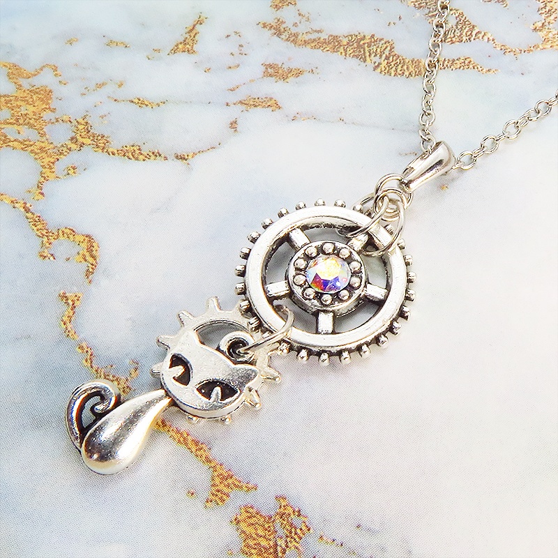 アンティークシルバー スチームパンク風の猫と歯車を組合せたネックレス スワロフスキー(クリスタルオーロラ) 長さ調整可 SV925可
