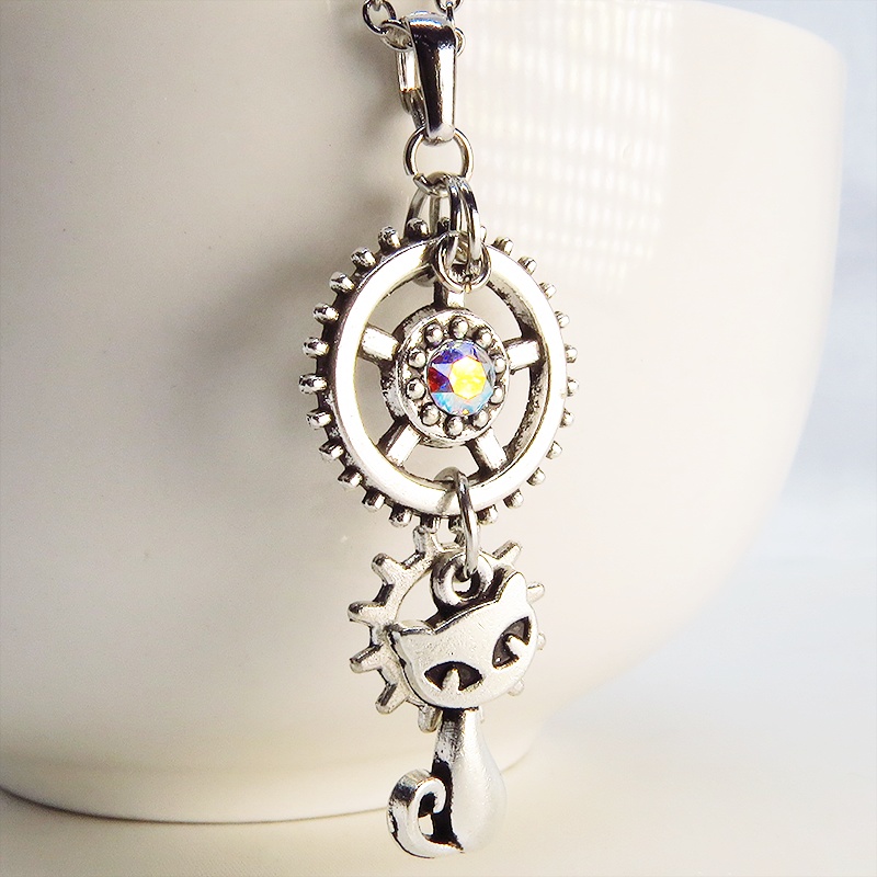 アンティークシルバー スチームパンク風の猫と歯車を組合せたネックレス スワロフスキー(クリスタルオーロラ) 長さ調整可 SV925可