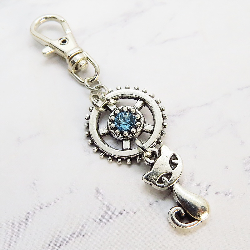 アンティークシルバーの猫と歯車の可愛いファスナーチャーム スワロフスキー(アクアマリン) キーホルダー スチームパンク風