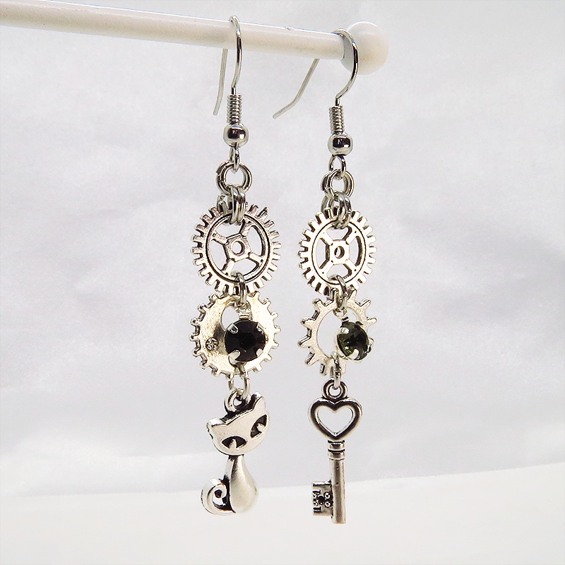 アンティークシルバー 猫と歯車・カギを組み合わせたスチームパンク風ピアス クリアガラス 深緑 サージカル可