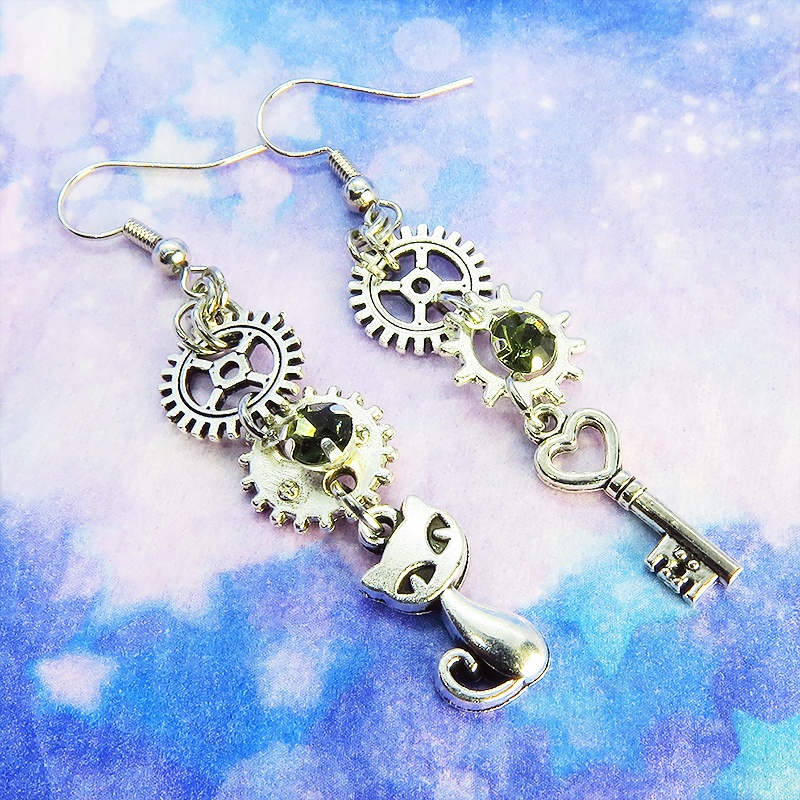 アンティークシルバー 猫と歯車・カギを組み合わせたスチームパンク風ピアス クリアガラス 深緑 サージカル可