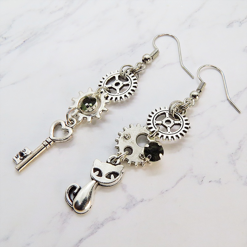 アンティークシルバー 猫と歯車・カギを組み合わせたスチームパンク風ピアス クリアガラス 深緑 サージカル可