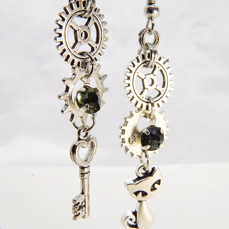 アンティークシルバー 猫と歯車・カギを組み合わせたスチームパンク風ピアス クリアガラス 深緑 サージカル可
