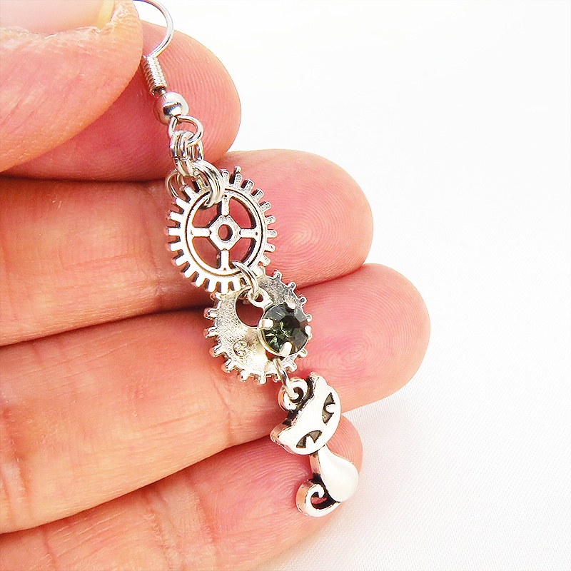 アンティークシルバー 猫と歯車・カギを組み合わせたスチームパンク風ピアス クリアガラス 深緑 サージカル可