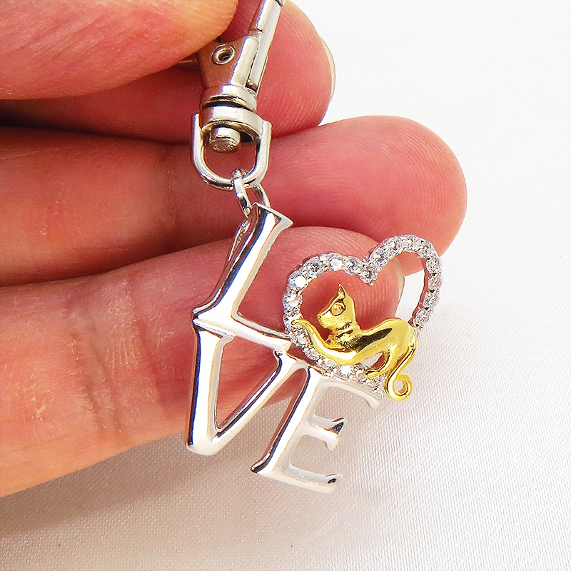 シルバー925 LOVEの文字と猫とハートを組み合わせたモチーフのペンダントチャーム キーホルダー