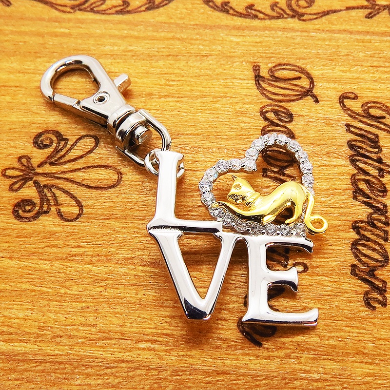シルバー925 LOVEの文字と猫とハートを組み合わせたモチーフのペンダントチャーム キーホルダー