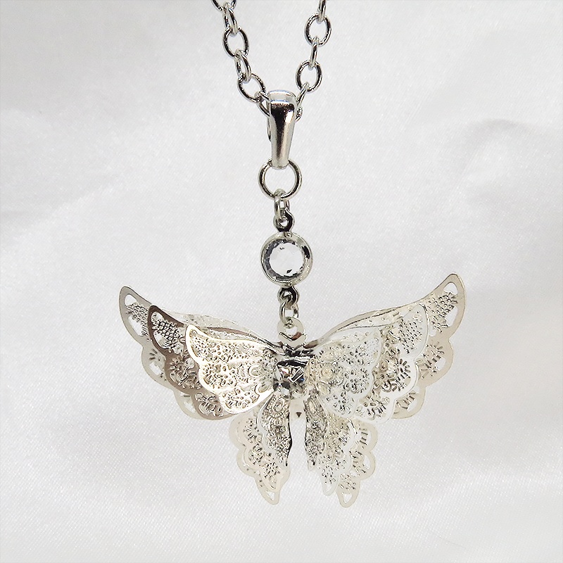 シルバーカラー 繊細なつくりで立体的に表現された蝶のネックレス バタフライ 立体 ラインストーン 3D 可愛い 長さ調整可 ステンレス可