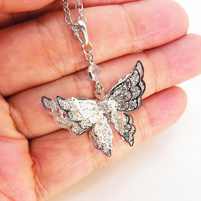 シルバーカラー 繊細なつくりで立体的に表現された蝶のネックレス バタフライ 立体 ラインストーン 3D 可愛い 長さ調整可 ステンレス可