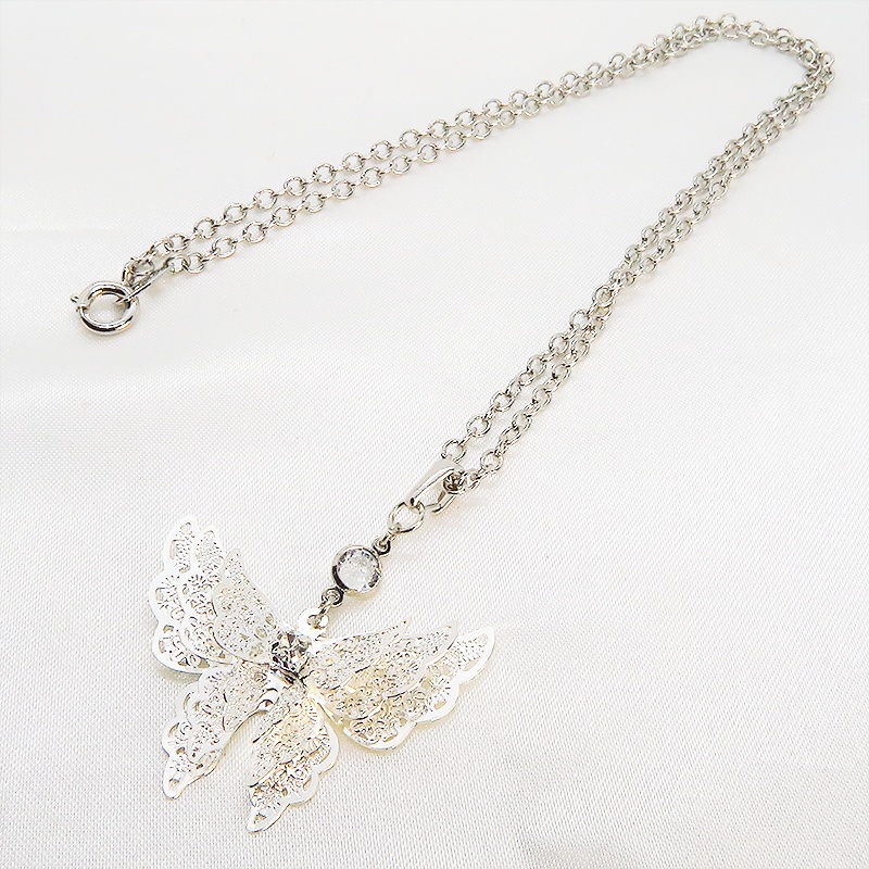 シルバーカラー 繊細なつくりで立体的に表現された蝶のネックレス バタフライ 立体 ラインストーン 3D 可愛い 長さ調整可 ステンレス可