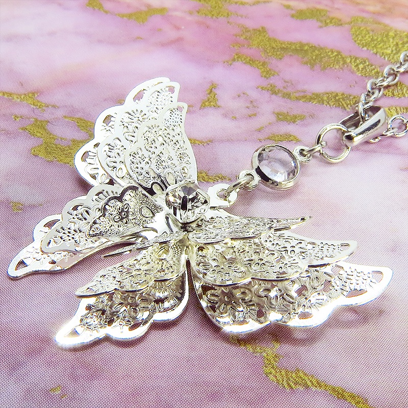 シルバーカラー 繊細なつくりで立体的に表現された蝶のネックレス バタフライ 立体 ラインストーン 3D 可愛い 長さ調整可 ステンレス可